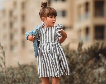 Gestreiftes Baby-Mädchen-Kleid, Flatterärmelkleid, Baby-Mädchen-Kleid, Rüschenkleid, Babyparty-Geschenk, gebundenes Trägerkleid, grau gestreiftes Kleid