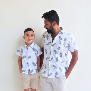 父と息子のお揃いシャツ - パイナップル、父と息子の衣装、パイナップルシャツ、お父さんと息子のシャツ、お揃いシャツ、父の日ギフト