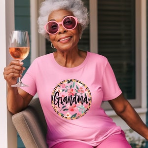 Grandma Shirt | Grandma Est 2024 | Cool Grandma tshirt | Gift for New Grandmother | Pregnancy Announcement | Grandma Flower Shirt