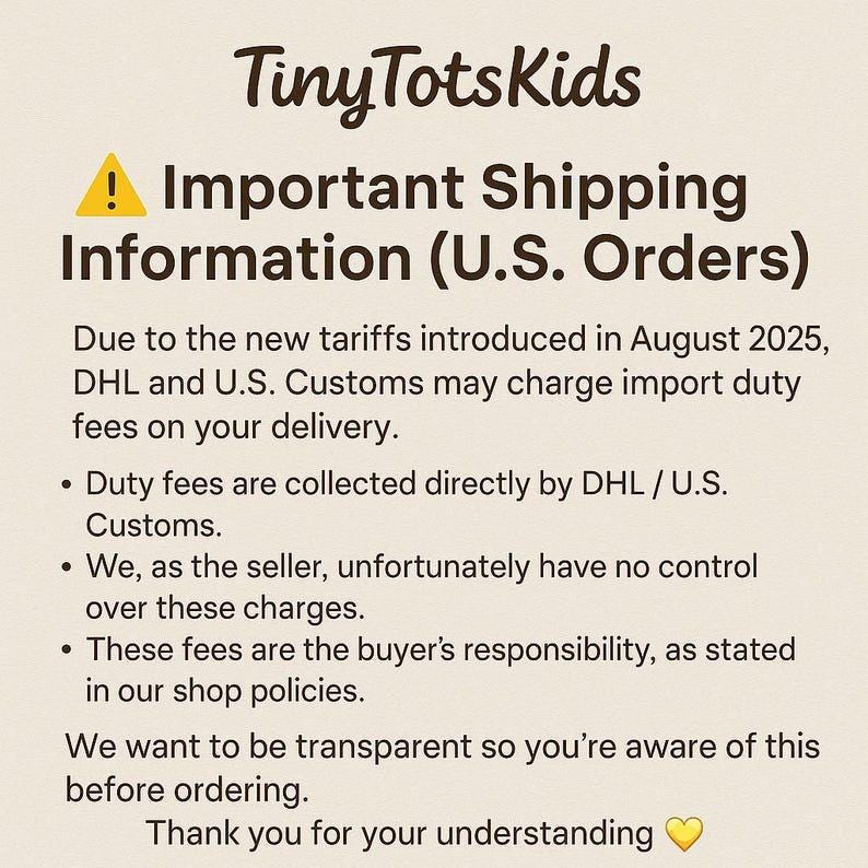 Puede incluir: Gr&aacute;fico color crema con el texto "Tiny Tots Kids". Debajo, un signo de precauci&oacute;n amarillo y las palabras "Important Shipping Information (U.S. Orders)". El texto explica posibles derechos de importaci&oacute;n.