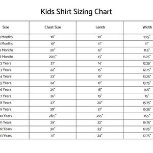Puede incluir: Un gr&aacute;fico blanco titulado "Tabla de tallas de camisetas para ni&ntilde;os" con medidas de talla, pecho, largo y ancho en pulgadas. Las tallas van desde 3 meses hasta 13 a&ntilde;os.