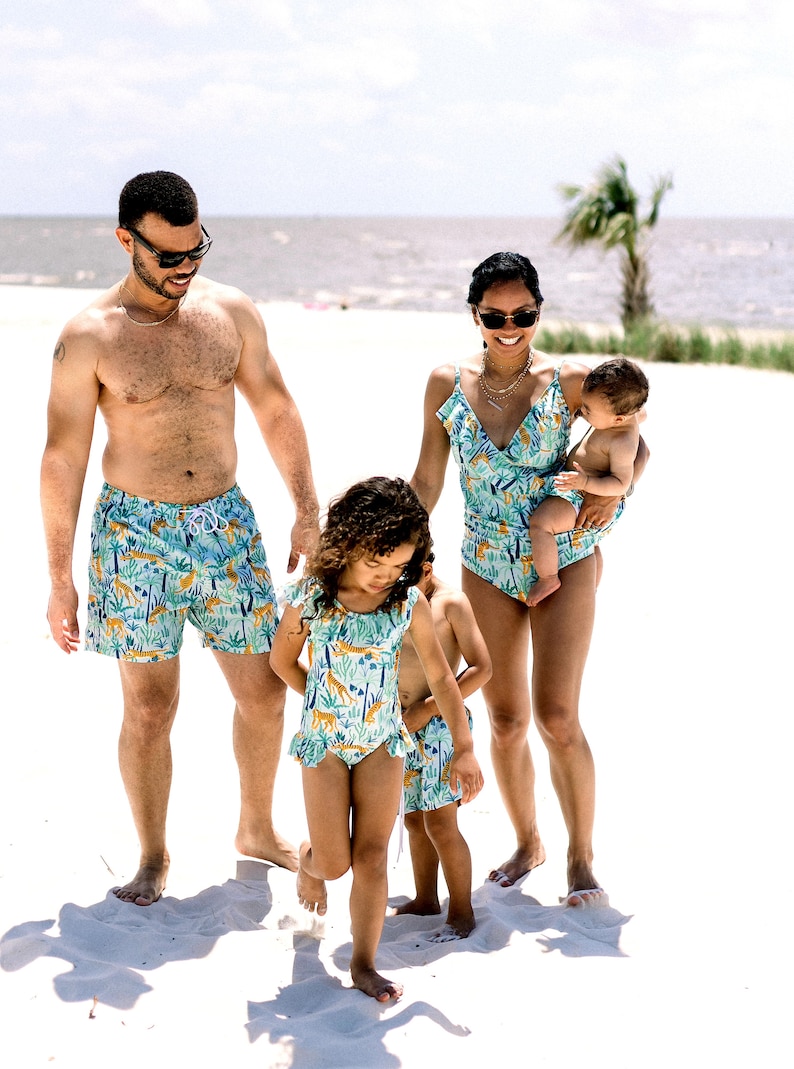 Семья в купальниках. Семейные купальные костюмы. Сын купальник. Сын купальник. Семья в купальниках.