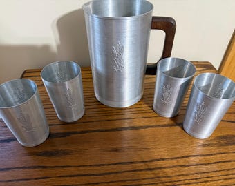Juego de jarra y vaso de aluminio hilado vintage West Bend con diseño de espigas de trigo en relieve.