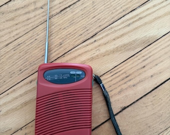 Radio de transistores AM/FM RadioShack vintage, roja, portátil, de bolsillo, de los años 80 y 90. ¡Electrónica retro, probada y funcionando!