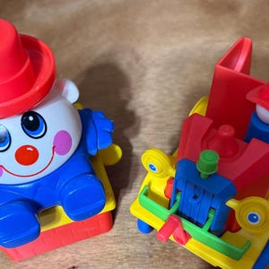 Humpty Dumpty “Stack ‘n Pop” de Playskool y camión de bomberos Crazy Clown de Fisher-Price n.° 657