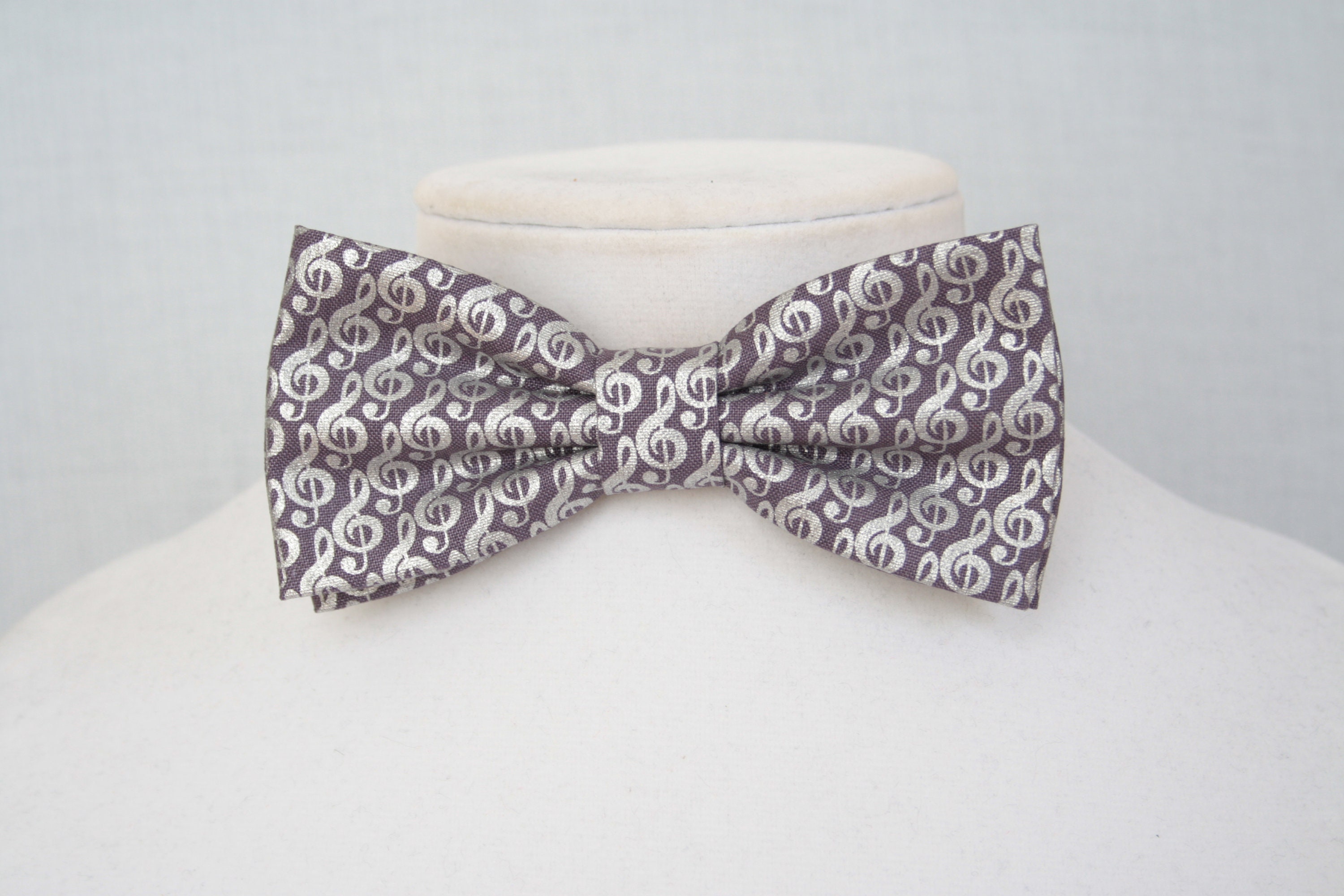 Grey Purple Bow Tie for Man with Silver Music Note Pattern - Silvery Treble Clef