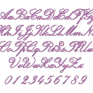 Könnte beinhalten: Ein Satz kursiv geschriebener Buchstaben und Zahlen in helllila Farbe. Die Buchstaben sind stilisiert und haben eine fließende Schriftart.