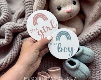 Wooden 'It's a Boy/Girl' Announcement Disc: New Baby Photo Prop