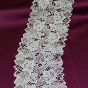 Off weisse Stretch Spitzenborte, Französische Stretch Spitze, Chantilly Spitze, Hochzeitsspitze, Schleier Spitze, Ausgebogte Spitze, Lingerie JE52003