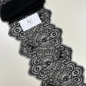 Zwarte kanten rand, Frans kant, Chantilly kant, bruidskant, geschulpte kant, wimperkant, bloemenkant, lingeriekant op maat gesneden L91281