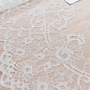 Elfenbeinfarbener Spitzenbesatz, Französische Spitze, Chantilly Spitze, Brautkleidspitze, Hochzeitsspitze, Weiße Spitze, Schleierspitze, Strumpfbandspitze, Dessousspitze LMT3621