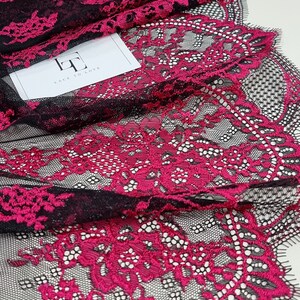 Felroze met zwarte kanten rand, Chantilly-kant French Lace, lingerie Lace L09101