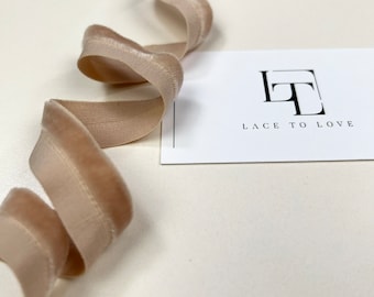 Cinta elástica de terciopelo beige: Ribete de acabado estrecho
