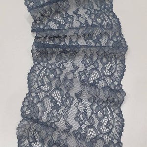 Graues Spitzenband, Französische Spitze, Chantilly-Spitze, Brautspitze, Hochzeitsspitze, Ausgebogtete Spitze, Wimpernspitze, Blumenspitze, Wäschespitze LJ44403