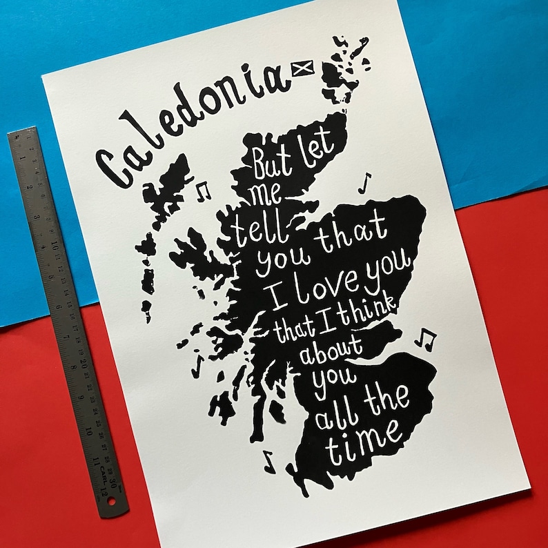 Puede incluir: Una impresi&oacute;n en blanco y negro del contorno de Escocia con el texto "Caledonia But let me tell you that I love you that I think about you all the time" escrito en ella.