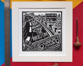 Johnny Enojado y la Radio de The Gaslight Anthem. Linograbado de 25 x 25 cm de Pamela Scott. Hundirse o Nadar. Brian Fallon. TGA. Conducción. Radio.