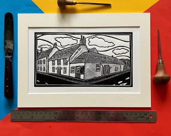Posada Kinneuchar. Linograbado A4 de Pamela Scott. Kilconquhar, East Neuk, Fife, Escocia. Pub. Restaurante. Posada del siglo XVII. Finca Balcaskie.