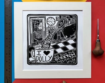 De 9 a 5 de Dolly Parton. Linograbado de 25 x 25 cm de Pamela Scott. Letras de canciones. Letras en linóleo. De 9 a 5 y Odd Jobs. Película de los 80. Canción de los 80.