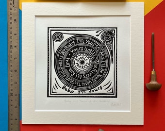 Baby I'm Yours de Arctic Monkeys. Linograbado de 25 x 25 cm de Pamela Scott. Letras de canciones. Tocadiscos. Vete antes de que se enciendan las luces.