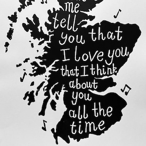 Puede incluir: Ilustraci&oacute;n en blanco y negro del contorno de Escocia con el texto "me tell you that I love you that I think about you all the time" escrito en blanco.