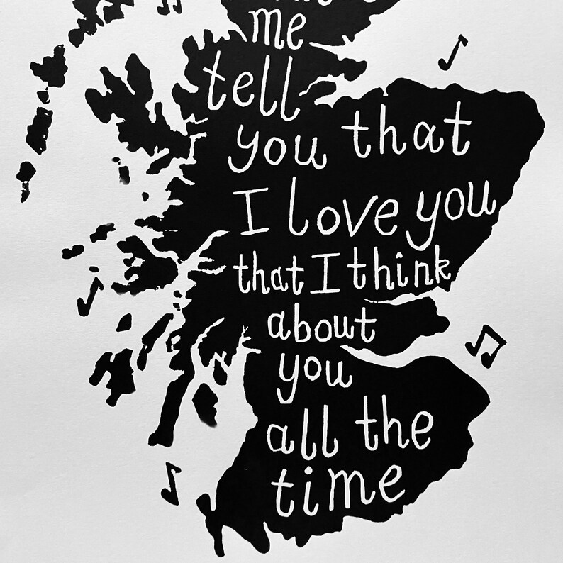 Puede incluir: Ilustraci&oacute;n en blanco y negro del contorno de Escocia con el texto "me tell you that I love you that I think about you all the time" escrito en blanco.