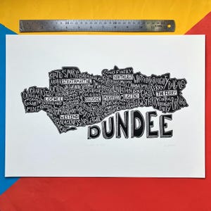 Dundee-områdena. A3-screentryckt utgåva av linoleumsnittet av Pamela Scott. Dundee. Skottland. Karta över Dundee. Dundee-tryck. Dundee-present.