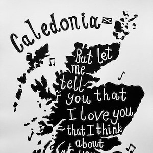 Puede incluir: Ilustraci&oacute;n en blanco y negro del contorno de Escocia con el texto "Caledonia = But let me tell you that I love you that I think about" escrito en ella.