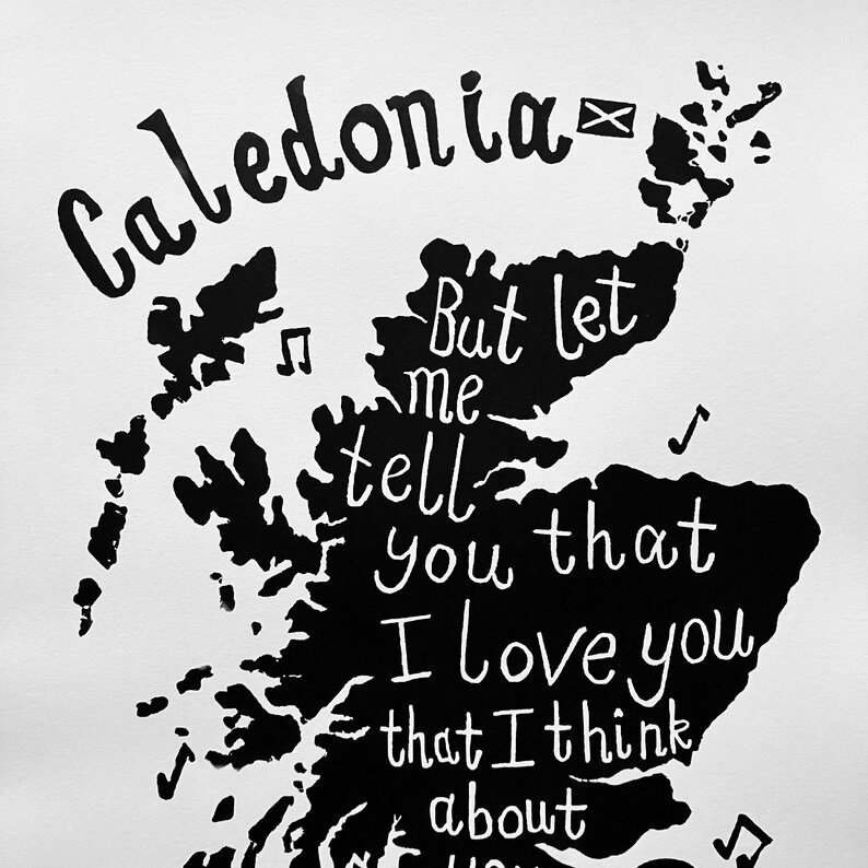 Puede incluir: Ilustraci&oacute;n en blanco y negro del contorno de Escocia con el texto "Caledonia = But let me tell you that I love you that I think about" escrito en ella.