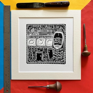 Op de afbeelding: Zwart-wit linoleumsnede print in een witte passe-partout. Het kunstwerk toont een vintage mobiele telefoon, citroenen en flessen, met tekst als "Anticipation has a habit to set you up" en "Tonight there'll be a ruckus."