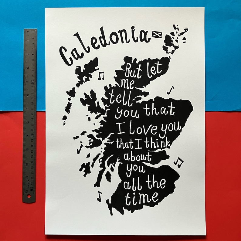 Puede incluir: Impresi&oacute;n en blanco y negro del contorno de Escocia con el texto "Caledonia But let me tell you that I love you that I think about you all the time".
