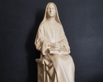 Statue antique en terre cuite émaillée de Sainte Thérèse de Lisieux assise