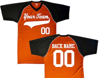 Camiseta de béisbol personalizada con cuello en V, nombre y número del equipo personalizados, ribete naranja.