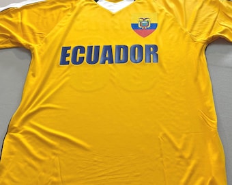Camiseta de fútbol de Ecuador personalizada: diseño de la bandera y el escudo de Ecuador, nombre y número personalizados.