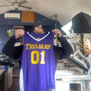 Camiseta de baloncesto morada, dorada y blanca con nombre y número personalizados en vinilo aplicados a mano. imagen 2