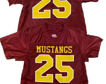Camiseta de fútbol americano personalizada de la escuela secundaria Milwaukie: estilo Mustangs en granate, dorado y blanco.