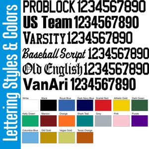 Puede incluir: Un gr&aacute;fico que muestra diferentes estilos de letras y n&uacute;meros, con una paleta de colores debajo. Los estilos de letras incluyen Problock, US Team, Varsity, Baseball Script, Old English y VanAri. La paleta de colores incluye blanco, negro, azul real, azul marino oscuro, rojo escarlata, oro atl&eacute;tico, verde oscuro, verde kelly, marr&oacute;n, naranja, azul teal, gris, rosa, morado, azul columbia, oro viejo, oro vegas y naranja texas.