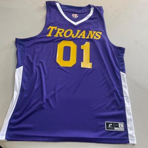 Camiseta de baloncesto morada, dorada y blanca con nombre y número personalizados en vinilo aplicados a mano. imagen 3