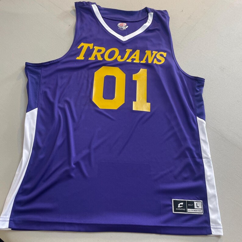 Camiseta de baloncesto morada, dorada y blanca con nombre y número personalizados en vinilo aplicados a mano. imagen 3