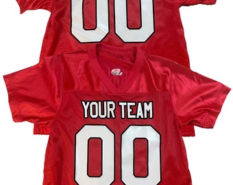 Camiseta de fútbol personalizada de color rojo escarlata con logotipo del equipo, nombre y número del jugador.