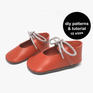 Baby booties sewing patterns to make a fun baby gift! Download this baby booties pattern, print the baby shoe patterns, and make shoes!