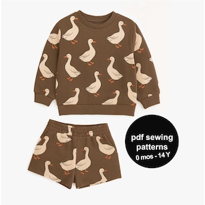 Puede incluir: Conjunto de sudadera y pantalón corto marrón para niños con un estampado de gansos blancos. El conjunto está diseñado para niños e incluye el texto "pdf sewing patterns 0 mos - 14 Y" en un círculo negro.