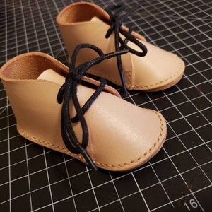 Patrón de zapatito de bebé para hacer chukkas de bebé. Obtén estos patrones de botas de bebé para zapatos de bebé de cuero e imprime los patrones de costura de zapatos de bebé ahora imagen 4