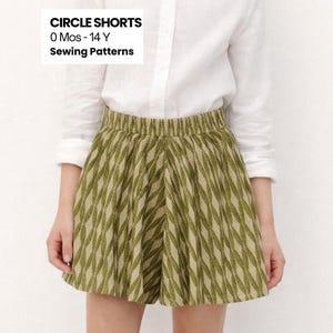 Könnte beinhalten: Olivgrüne Circle Shorts mit Rautenmuster. Die Shorts haben einen elastischen Bund und werden mit einem weißen Hemd mit Knöpfen kombiniert. Der Text auf dem Bild lautet "CIRCLE SHORTS 0 Mos - 14 Y Sewing Patterns."