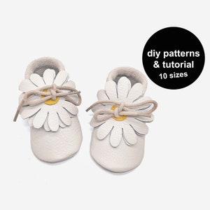 Baby booties sewing pattern with daisies for a fun baby gift. Get this baby shoe pattern, print and sew infant shoes for a birthday now!