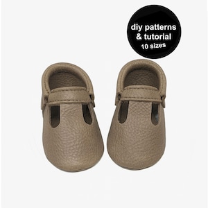 Puede incluir: Un par de zapatos de bebé color topo con diseño de correa en T. Los zapatos tienen una apariencia de cuero texturizado. Un círculo negro con texto blanco dice "DIY patterns & tutorial 10 sizes".