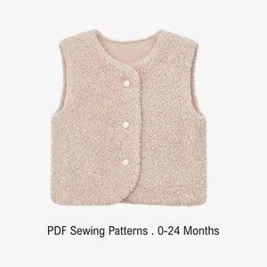 Könnte beinhalten: Eine ärmellose Weste in Beige aus strukturiertem Fleece-Material mit rundem Ausschnitt und drei weißen Knöpfen auf der Vorderseite. Der Text unter der Weste lautet PDF Sewing Patterns . 0-24 Months.