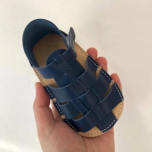 Patronen voor babyschoentjes om een babyzomeroutfit af te maken. Koop deze patronen voor babyslofjes, print de bundel met babyschoenpatronen en begin vandaag nog!