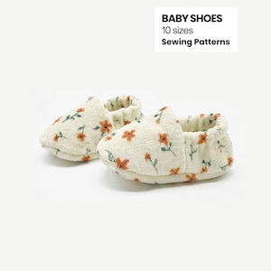 Puede incluir: Zapatos de bebé color crema con un estampado floral naranja y verde. El texto "BABY SHOES", "10 sizes" y "Sewing Patterns" se muestra en un rectángulo blanco. Zapatos de bebé.