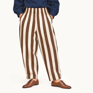 Naaipatroon voor kinderbroek met ballonpijpen, maat 0 M-14Y: Broek met zakken, elastische tailleband en wijde pijpen.