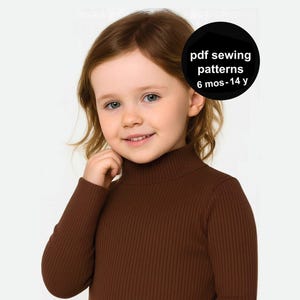 Può includere: Una bambina indossa un maglione a collo alto marrone a coste. L'immagine include un cerchio nero con il testo "pdf sewing patterns 6 mos-14 y". La bambina ha i capelli castano chiaro e sorride.